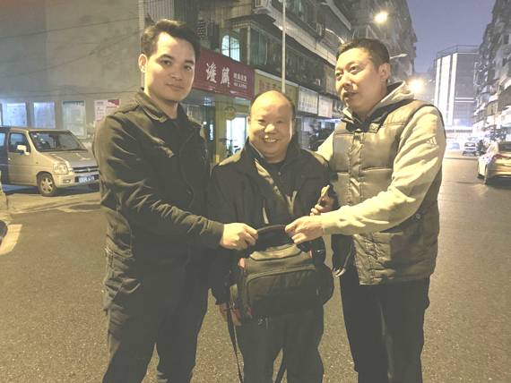 志交会客人遗落相机 好“的哥”物归原主