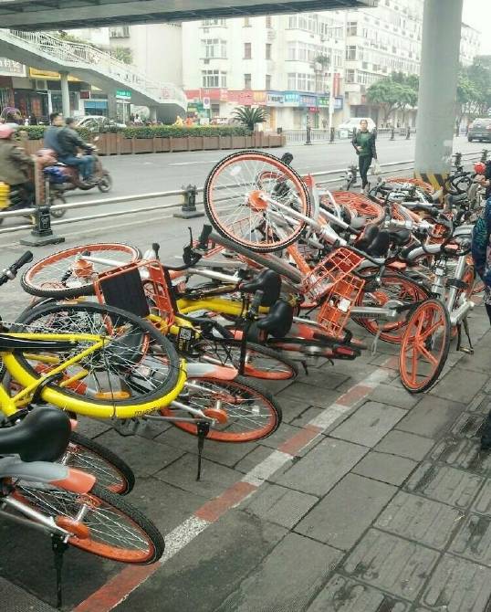 共享单车“叠罗汉”商铺老板“喊冤”：乱停放堵了路