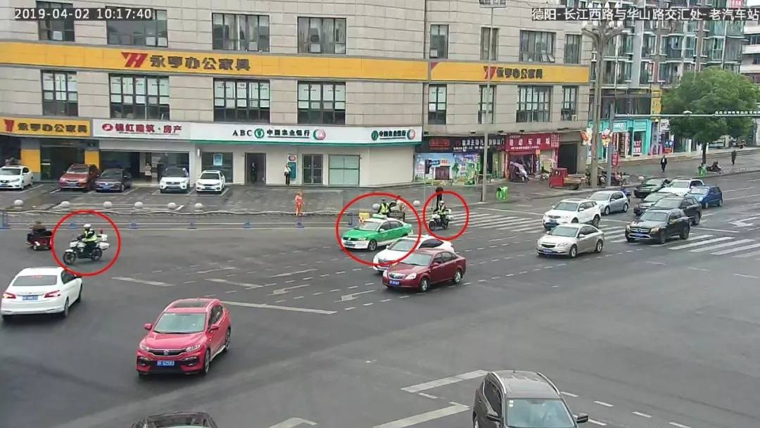 交警开道护送 搭载受伤幼儿的出租车3分钟飙过闹市区