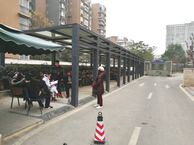 两家物业扯皮 承包停车场的大妈遭了殃