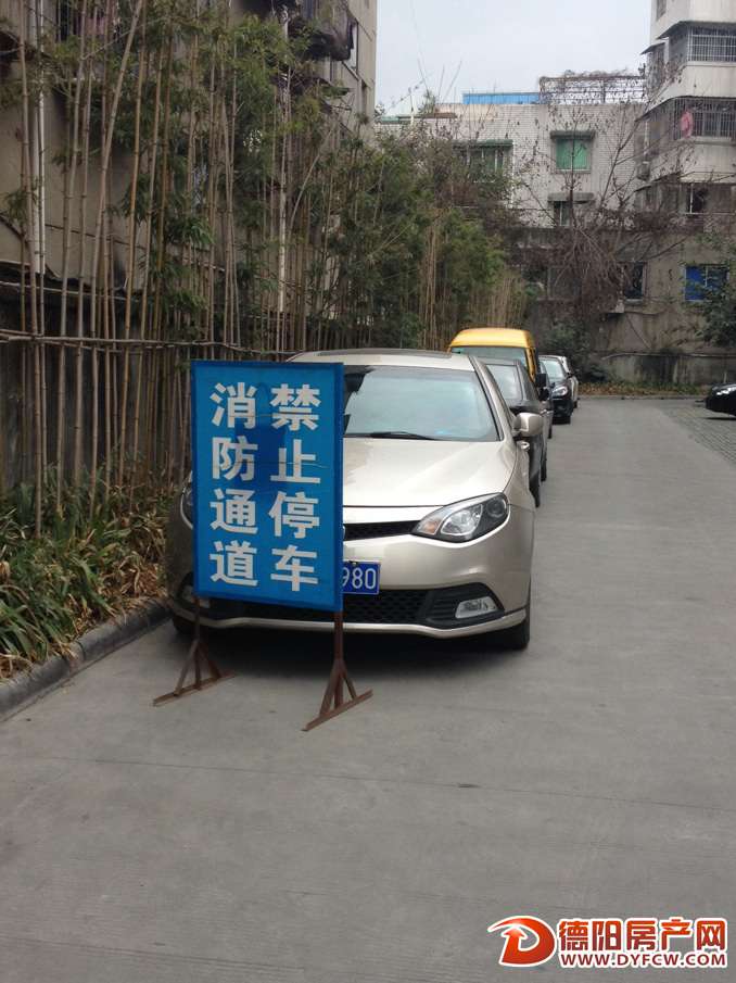 老城区都市乐章小区私家车强占通道