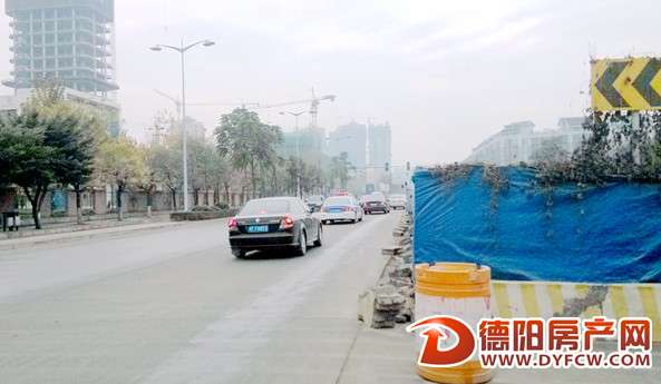 违章搭建断道 岷山南路六车道成“三车道”