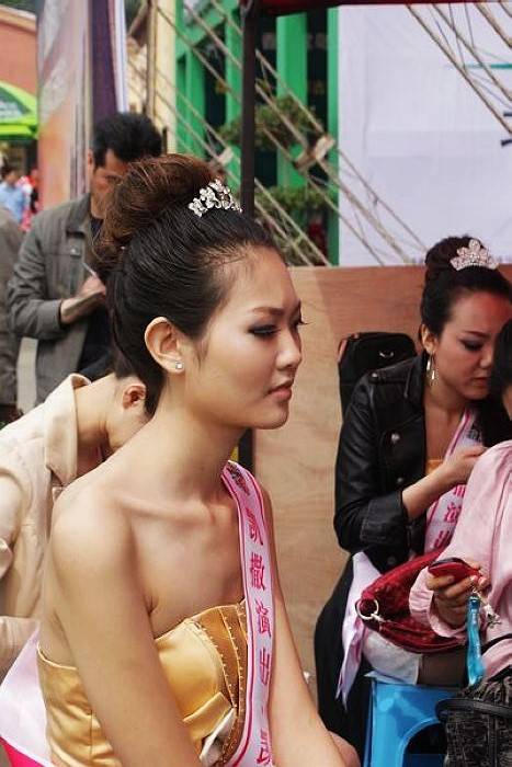 德阳一夜入夏 逛房车展美女如云