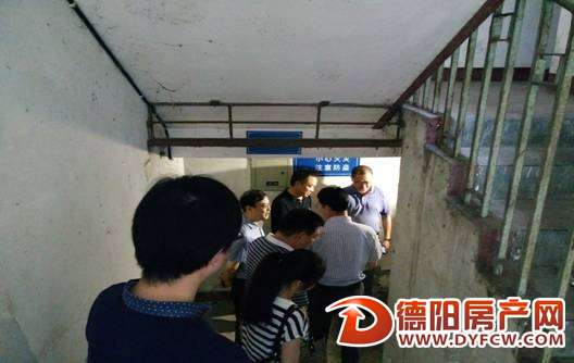 市领导检查指导直管公房小区防汛工作