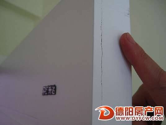 新房安装的“升达”牌定制木门出现开裂