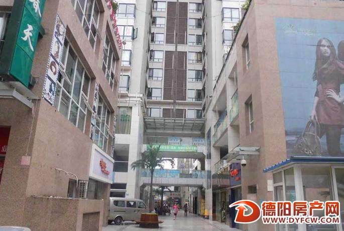 南华春天小区电梯坏了1个月 住户上下楼打拥堂