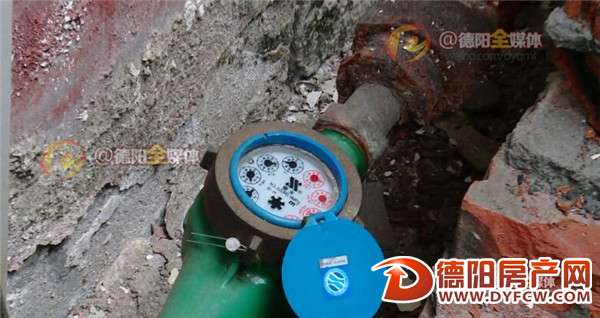小区水表凭空多了160多吨水 自来水公司工作人员：不缴费就停水