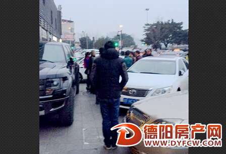 滨湖之春小区：用了两年多的临时停车位，咋突然不让停了？