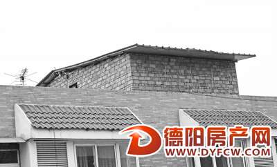 德阳一楼顶打洞建“跃层” 瓦片飞落险伤人