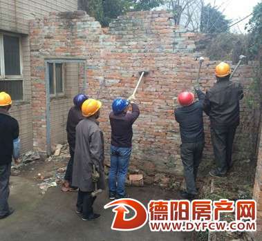 玉泉路200号小区内搭违建 城管拆除