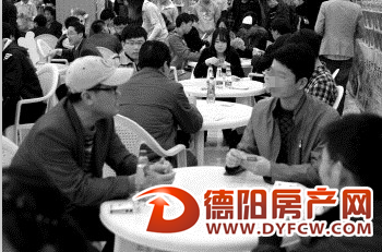 凤凰城小区：麻将馆进小区 “搓”得住户提抗议