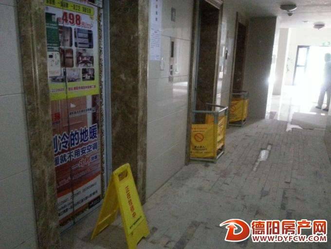 龙湾上城:电梯频频扯拐 整幢楼的住户都说不敢坐了
