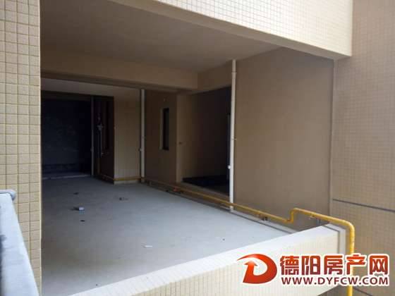 东江首府小区:那边的邻居占了相连的平台 这边的业主不干了