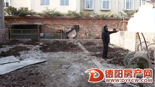 自家院里修房 不料却是违建