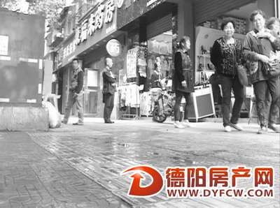 金苑小区： 粪水涌上路面，谁干的好事？