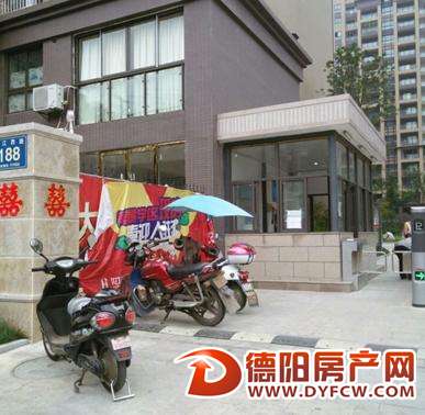 知汇华庭小区：门禁旁私开一道大门，安全怎么办？