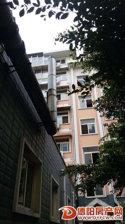 平康苑小区：烟囱才到三楼高 居民呛得很烦心