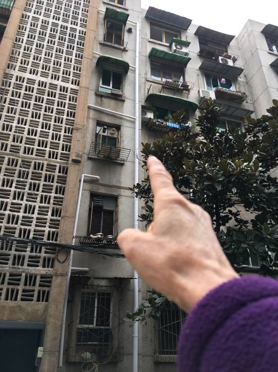 下水管道从厨房窗前穿过  居民担心安全隐患