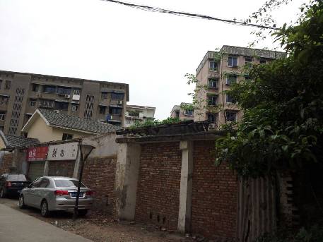 平康苑：小区楼房中间包围了一排破旧门面